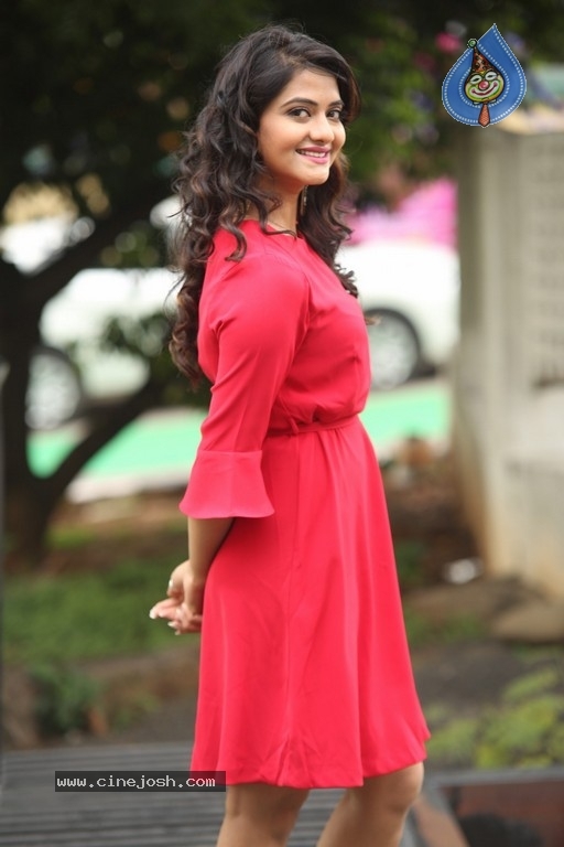 Kashmira Kulkarni Pictures - 15 / 21 photos