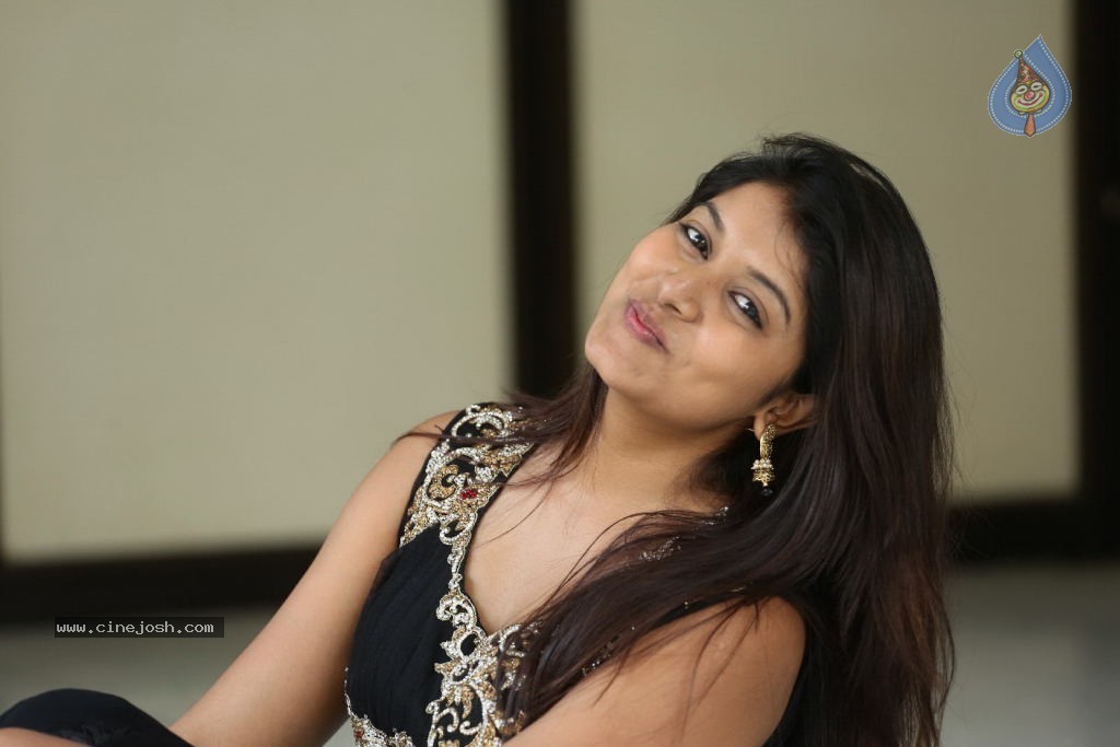 Kavya Kumar New Gallery - 36 / 145 photos