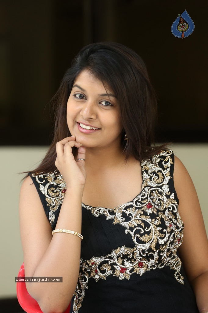 Kavya Kumar New Gallery - 39 / 145 photos