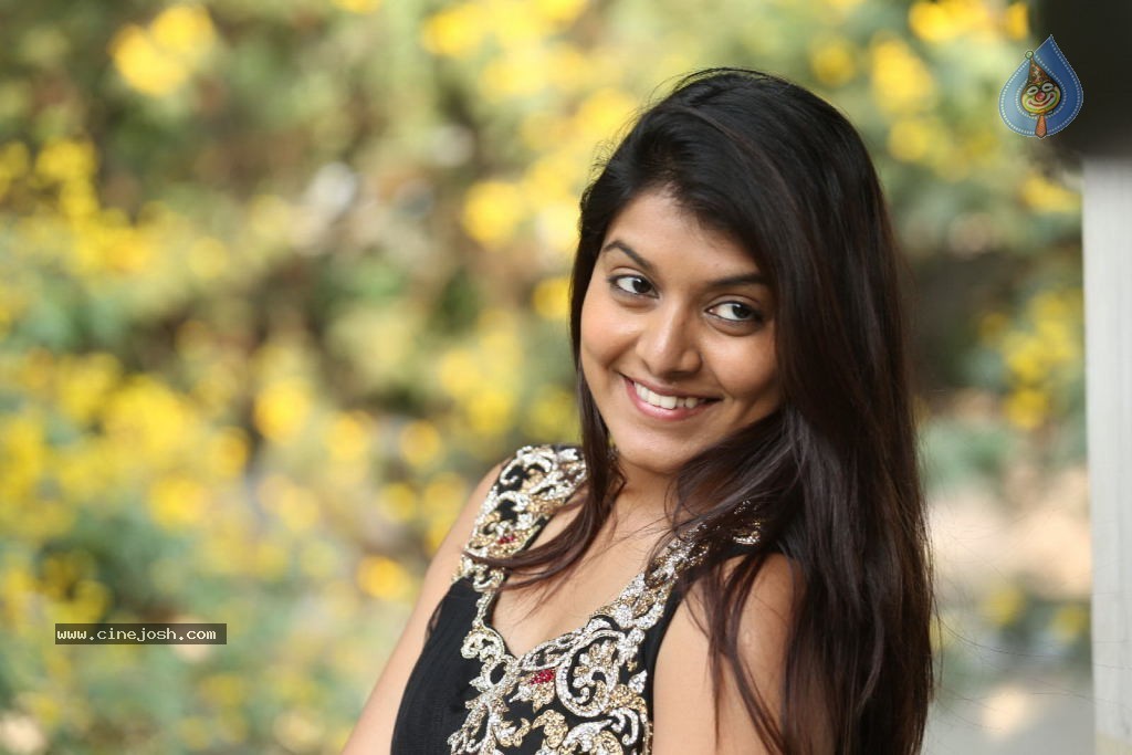 Kavya Kumar New Gallery - 56 / 145 photos