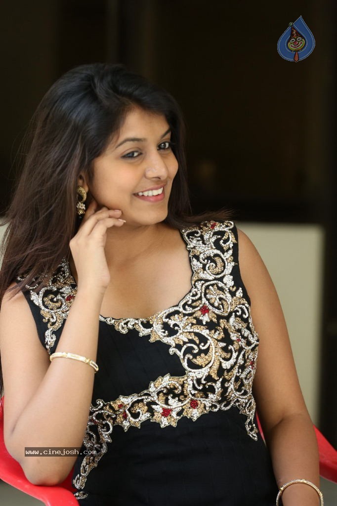 Kavya Kumar New Gallery - 70 / 145 photos