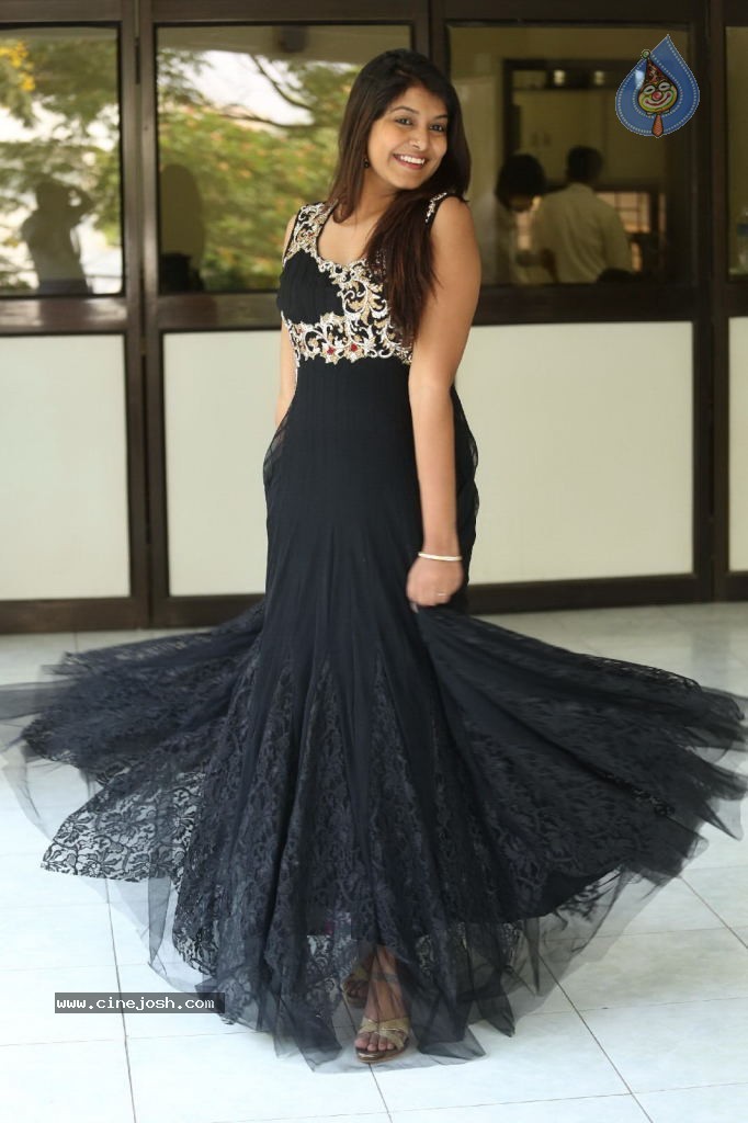 Kavya Kumar New Gallery - 75 / 145 photos