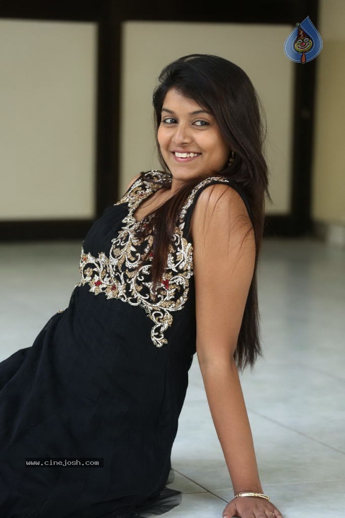 Kavya Kumar New Gallery - 77 / 145 photos