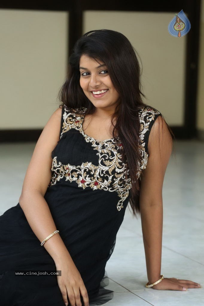 Kavya Kumar New Gallery - 78 / 145 photos