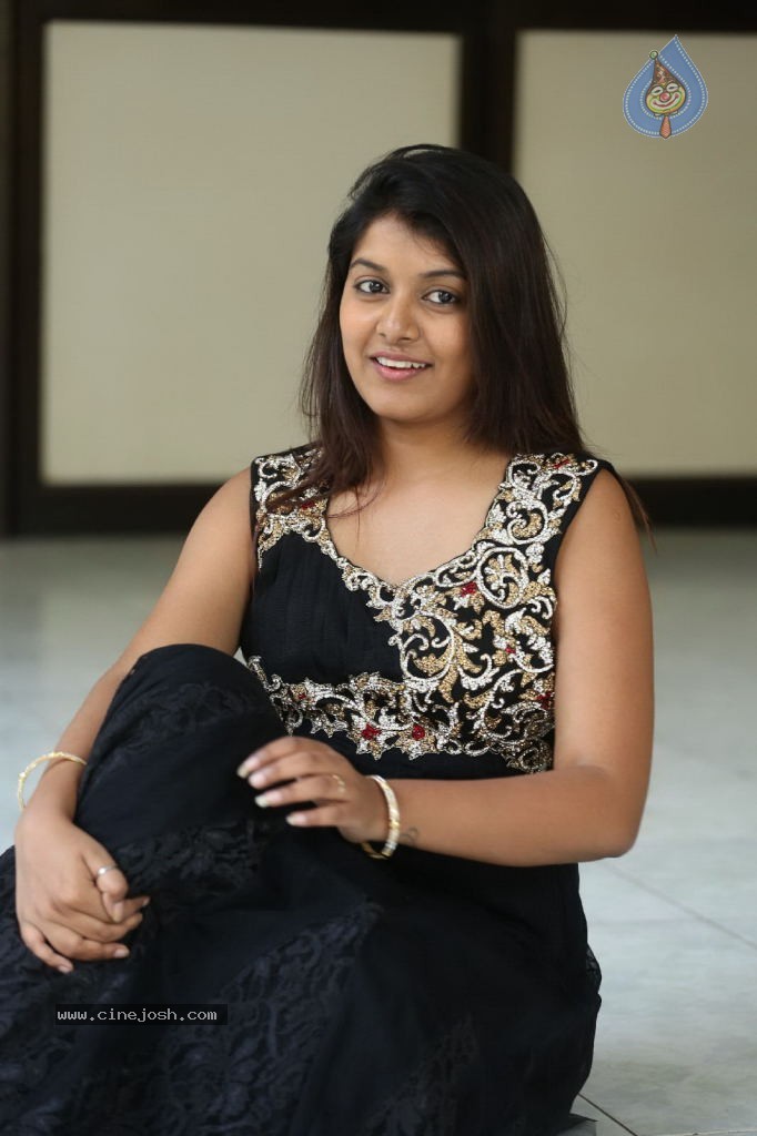 Kavya Kumar New Gallery - 90 / 145 photos