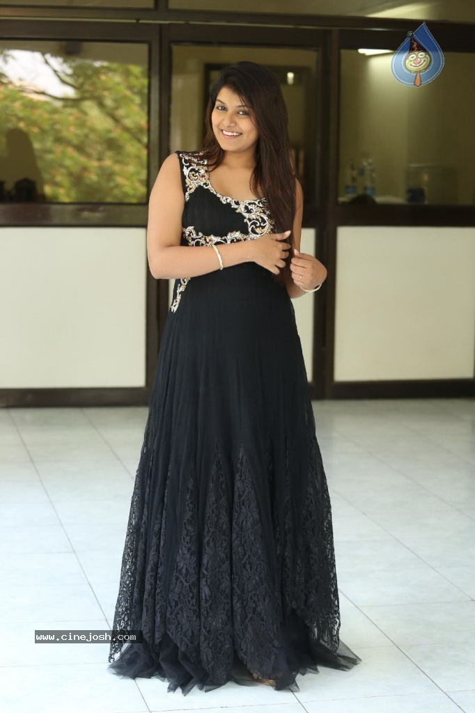 Kavya Kumar New Gallery - 101 / 145 photos