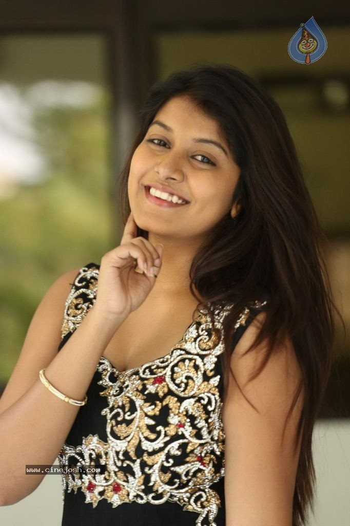 Kavya Kumar New Gallery - 103 / 145 photos