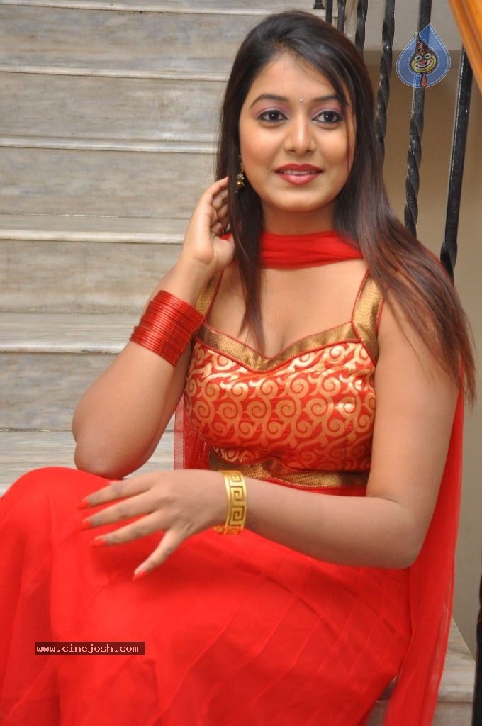 Kavya Kumar Stills - 33 / 110 photos