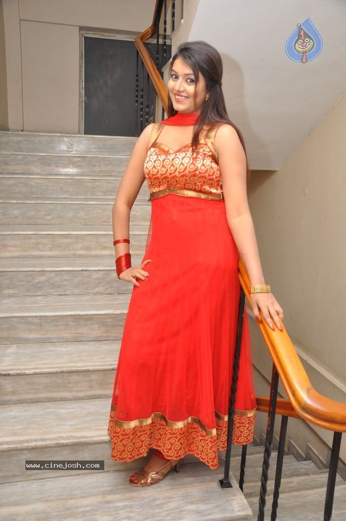 Kavya Kumar Stills - 51 / 110 photos