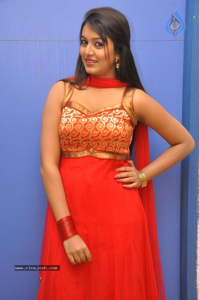 Kavya Kumar Stills - 95 / 110 photos