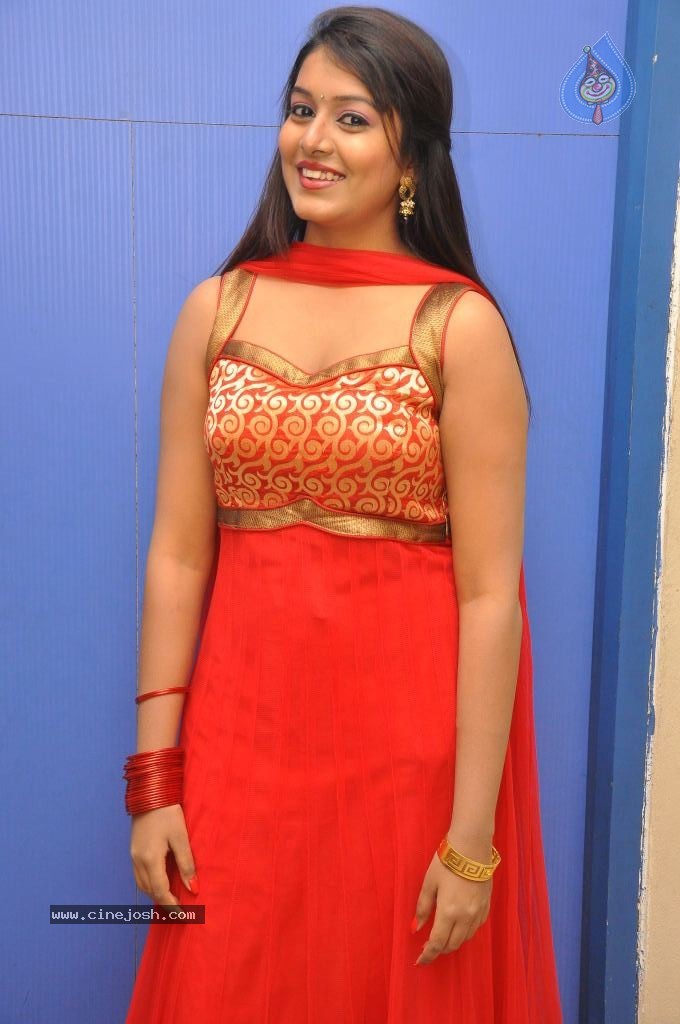 Kavya Kumar Stills - 107 / 110 photos