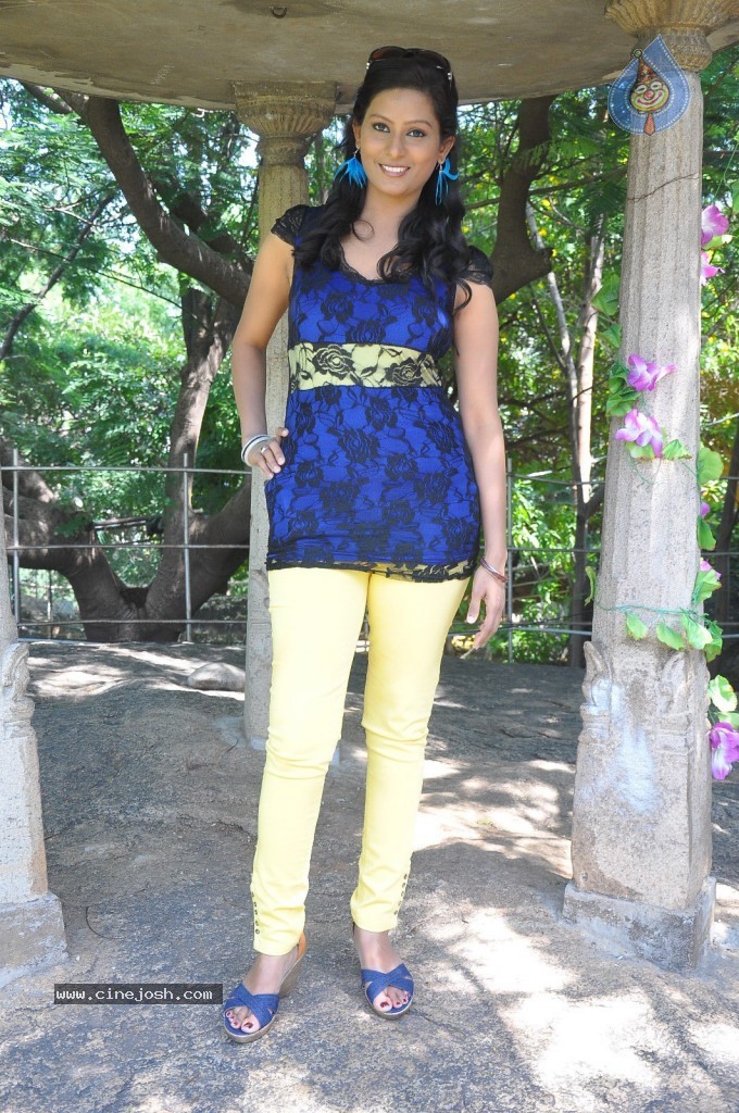 Kavya New Stills - 16 / 46 photos