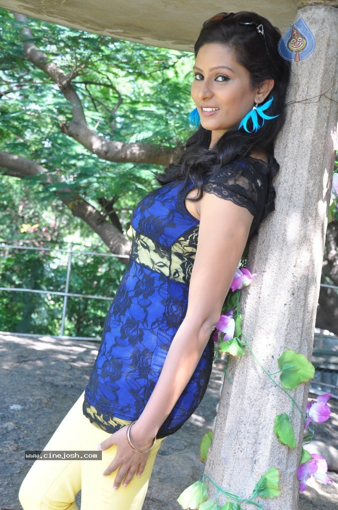 Kavya New Stills - 19 / 46 photos