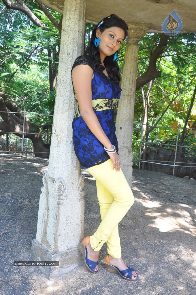 Kavya New Stills - 24 / 46 photos