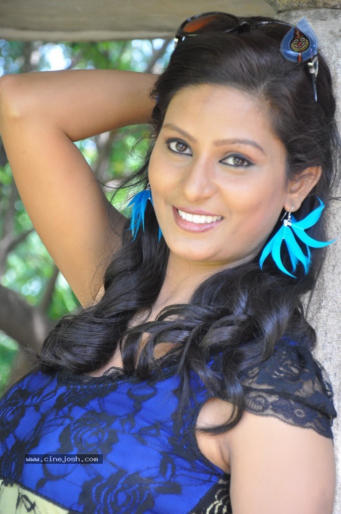 Kavya New Stills - 28 / 46 photos