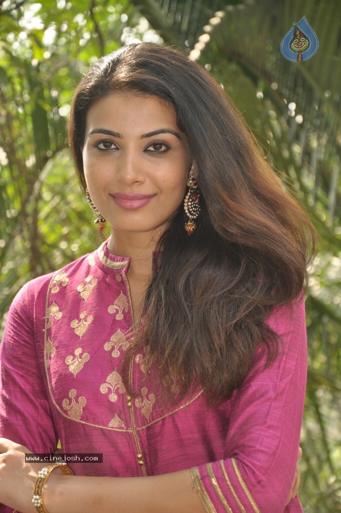 Kavya Shetty Stills - 13 / 33 photos