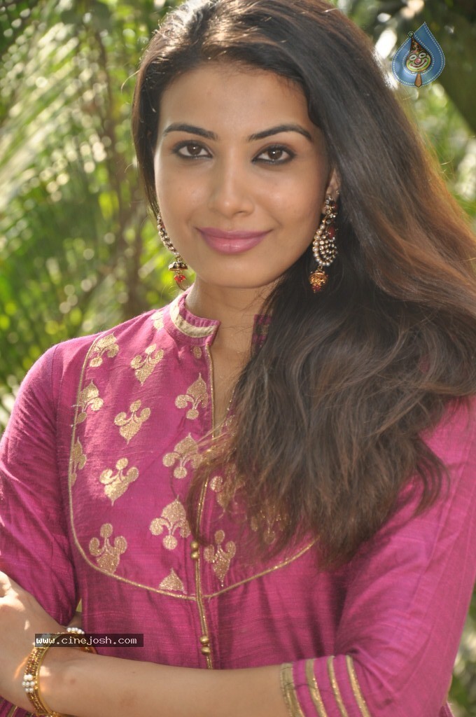 Kavya Shetty Stills - 21 / 33 photos