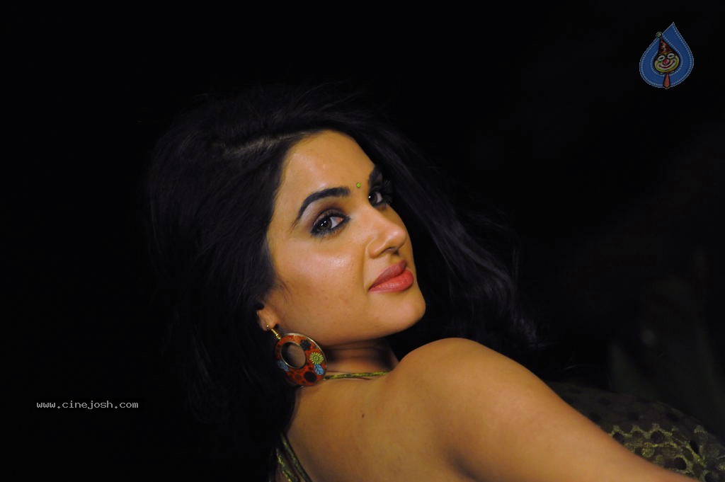 Kavya Singh Hot Stills - 6 / 47 photos