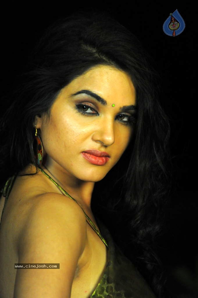 Kavya Singh Hot Stills - 21 / 47 photos