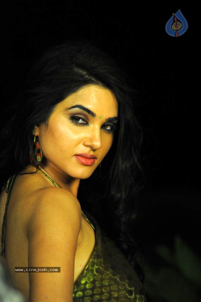 Kavya Singh Hot Stills - 23 / 47 photos