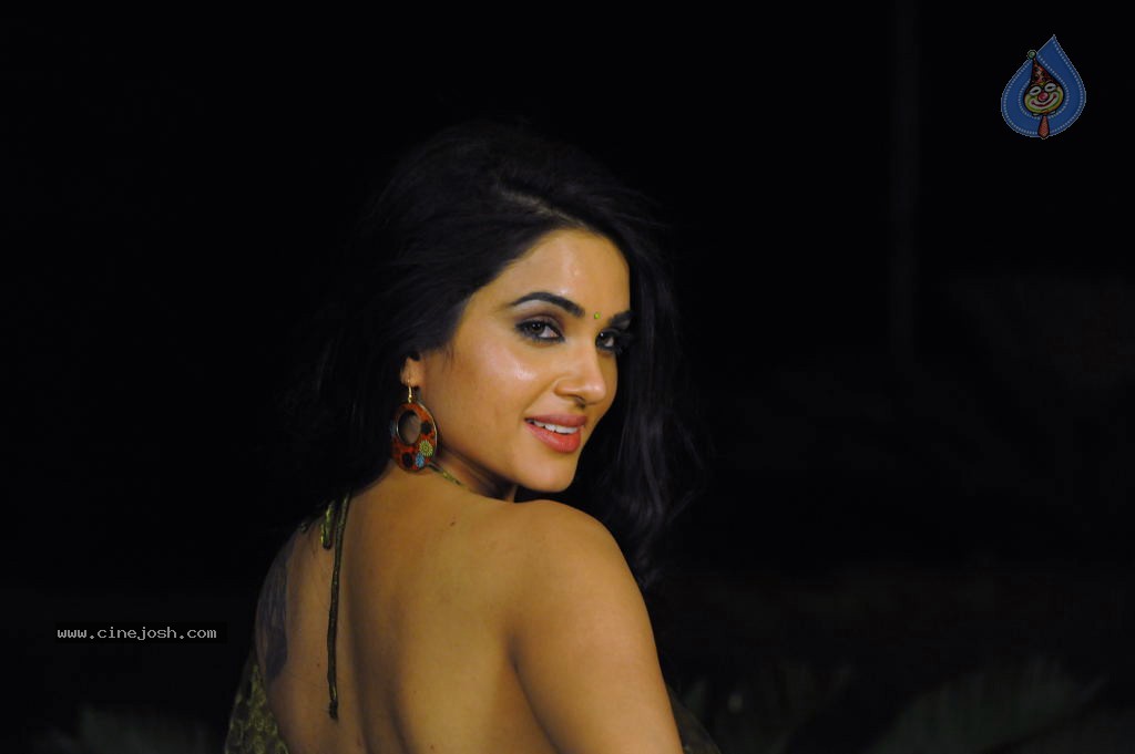 Kavya Singh Hot Stills - 26 / 47 photos