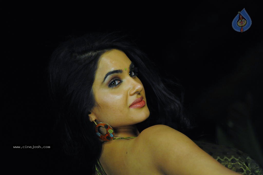 Kavya Singh Hot Stills - 30 / 47 photos