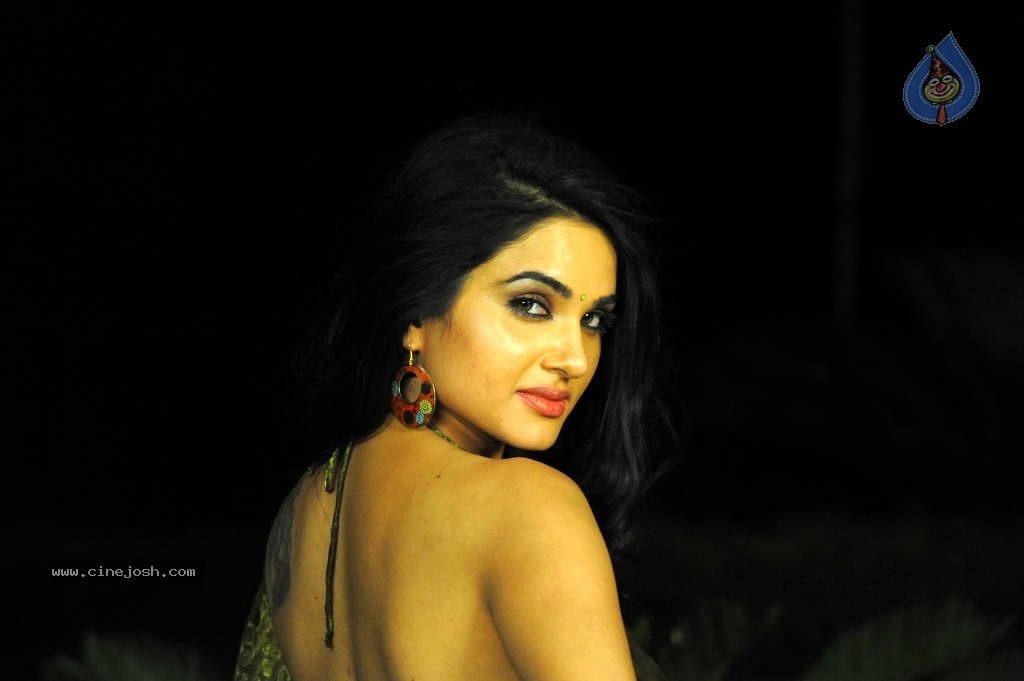 Kavya Singh Hot Stills - 37 / 47 photos