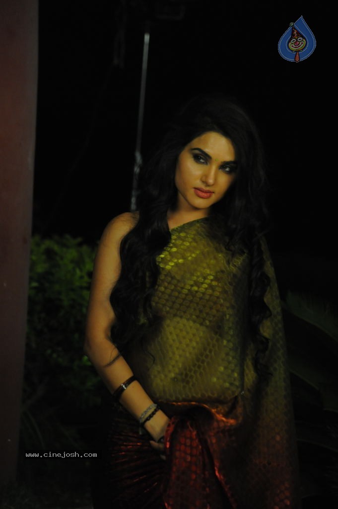 Kavya Singh Hot Stills - 38 / 47 photos