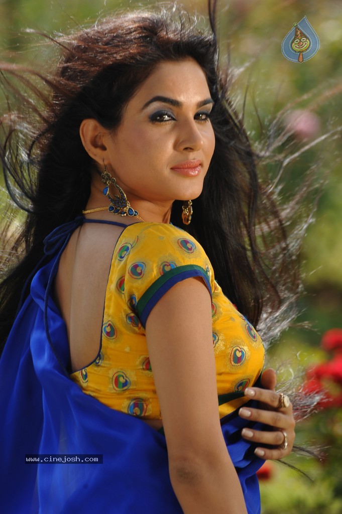 Kavya Singh New Gallery - 46 / 57 photos