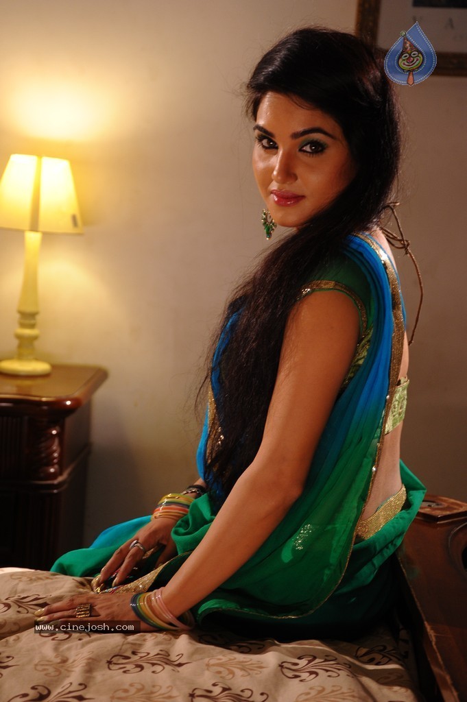 Kavya Singh New Stills - 35 / 56 photos