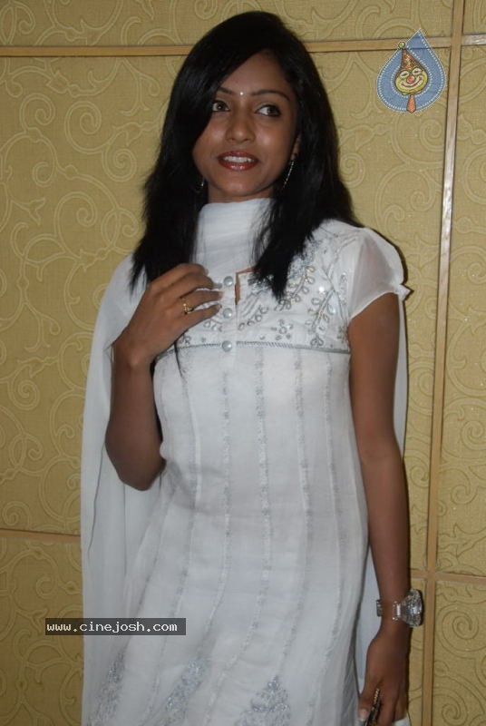 Keerthi New Stills - 12 / 32 photos