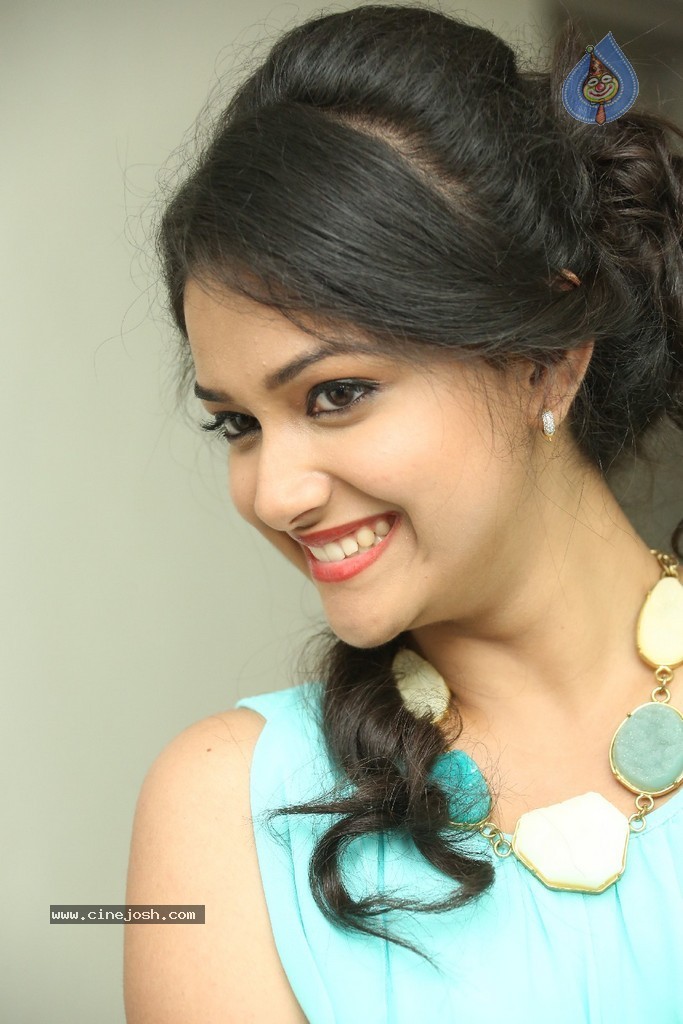 Keerthi Stills - 43 / 120 photos