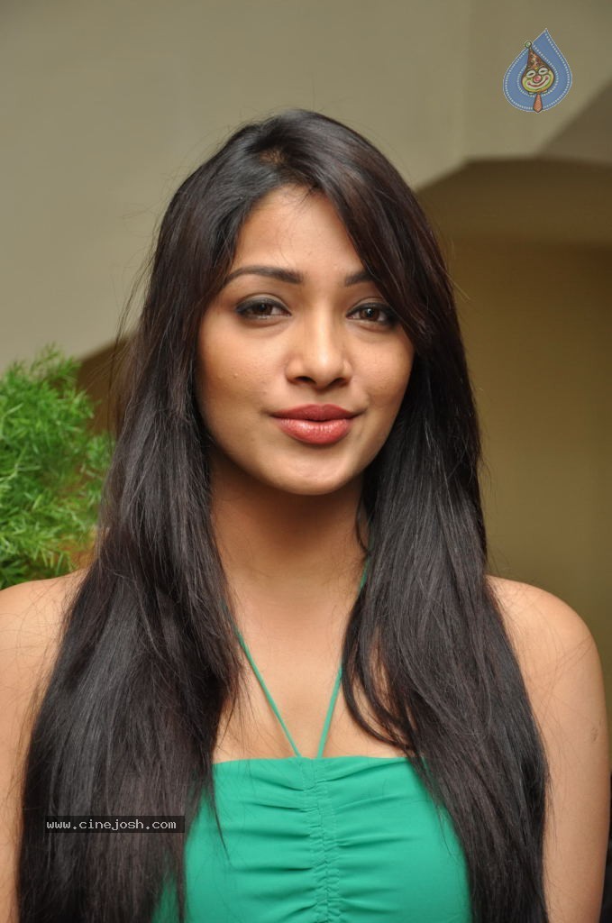 Kesha Khambhati Hot Stills - 16 / 98 photos
