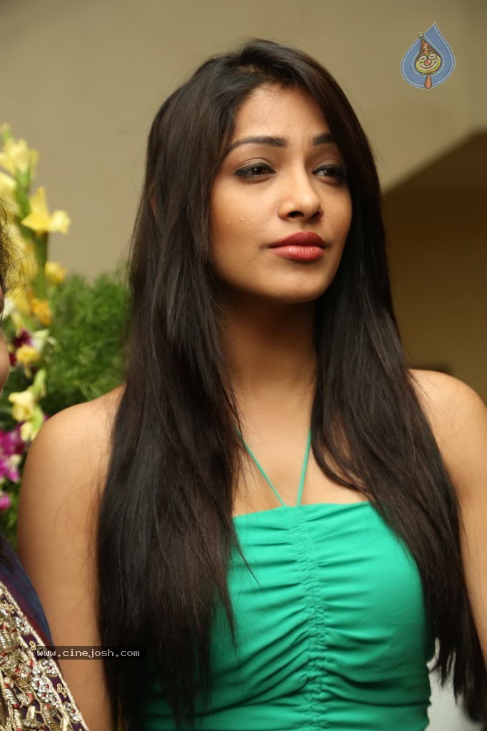 Kesha Khambhati Hot Stills - 28 / 98 photos