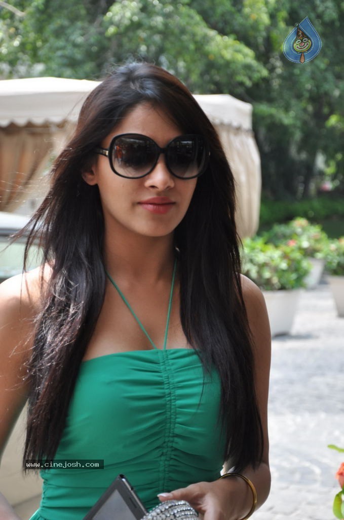 Kesha Khambhati Hot Stills - 33 / 98 photos