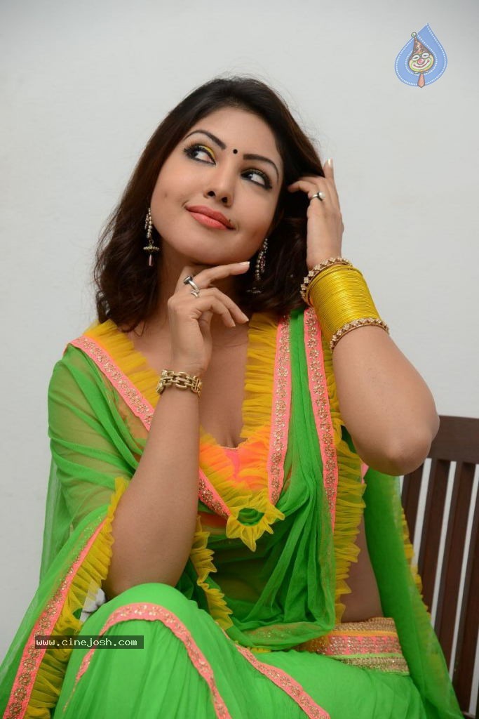 Komal Jha Hot Pics - 11 / 84 photos