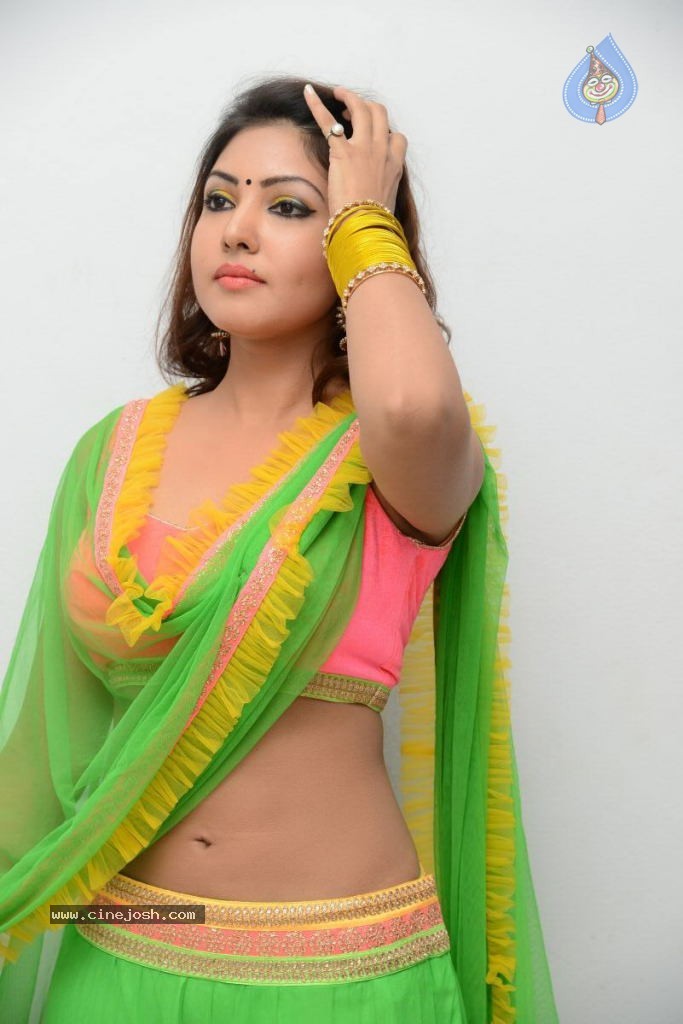 Komal Jha Hot Pics - 29 / 84 photos