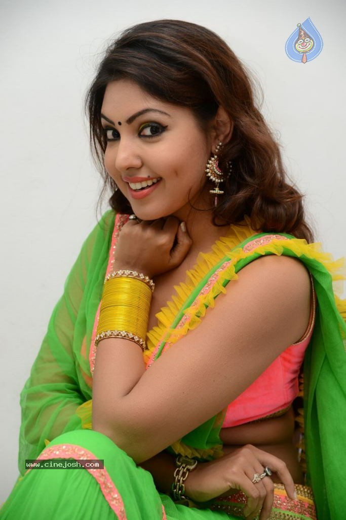 Komal Jha Hot Pics - 33 / 84 photos