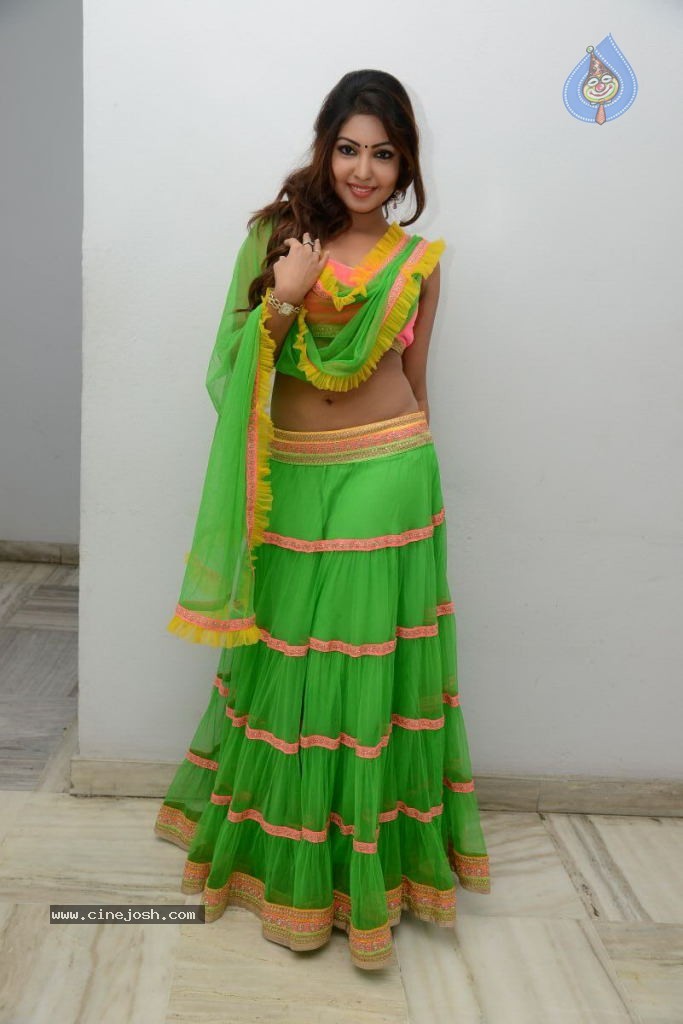 Komal Jha Hot Pics - 58 / 84 photos