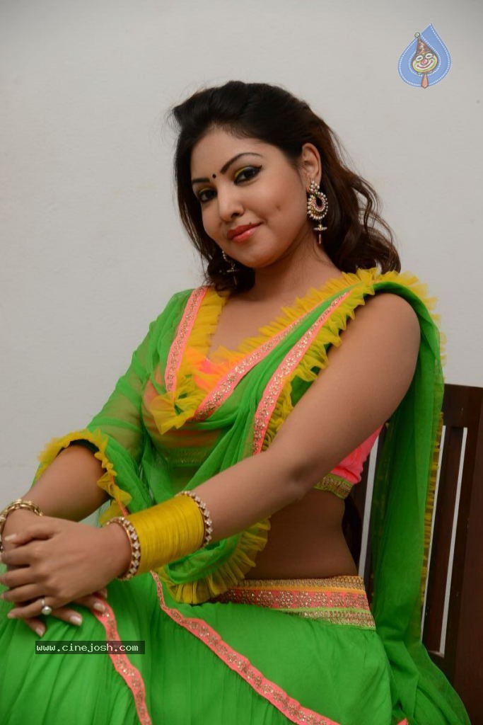 Komal Jha Hot Pics - 65 / 84 photos