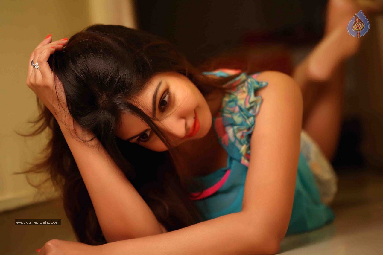 Komal Jha Latest Pics - 23 / 71 photos