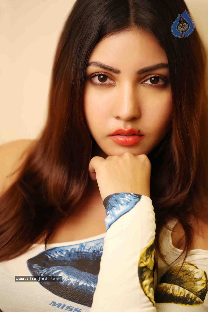 Komal Jha Latest Pics - 28 / 71 photos