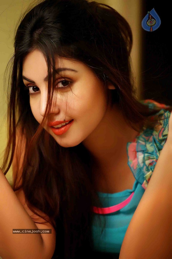 Komal Jha Latest Pics - 33 / 71 photos