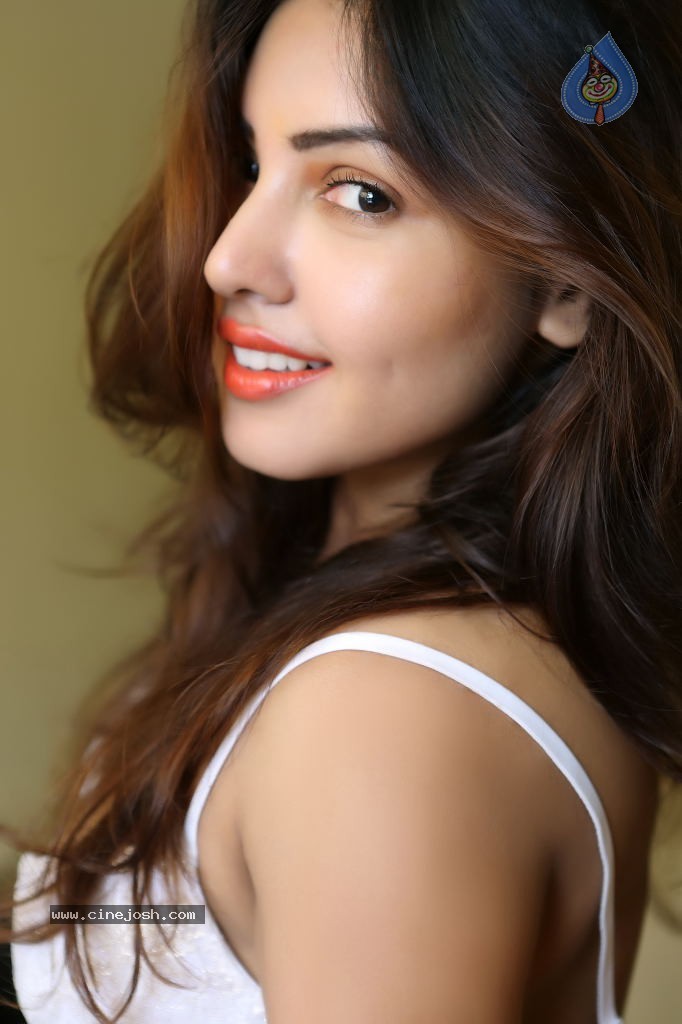 Komal Jha New Photos - 16 / 20 photos