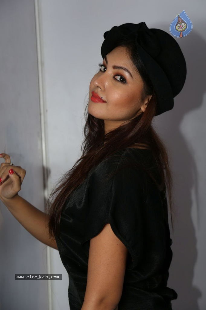 Komal Jha New Pics - 6 / 34 photos