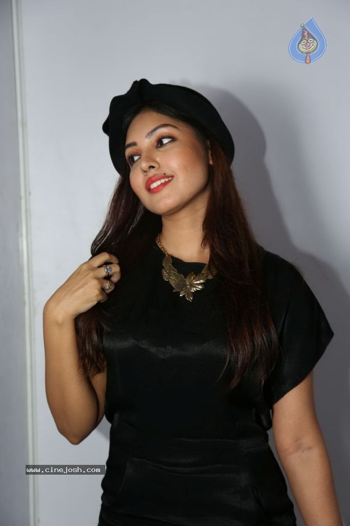 Komal Jha New Pics - 9 / 34 photos