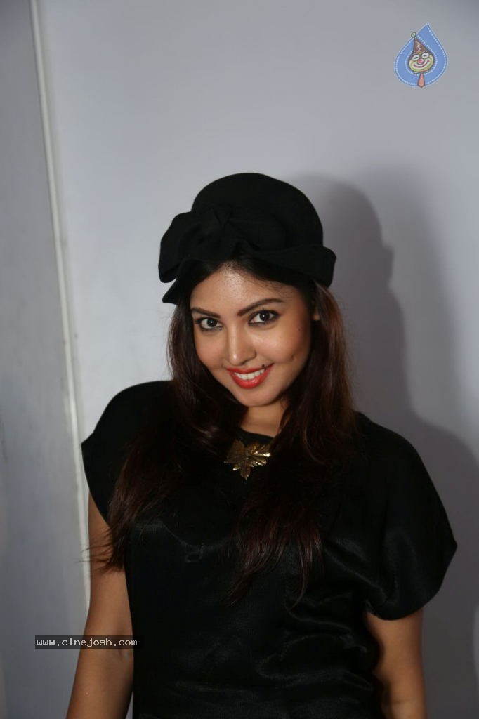 Komal Jha New Pics - 19 / 34 photos