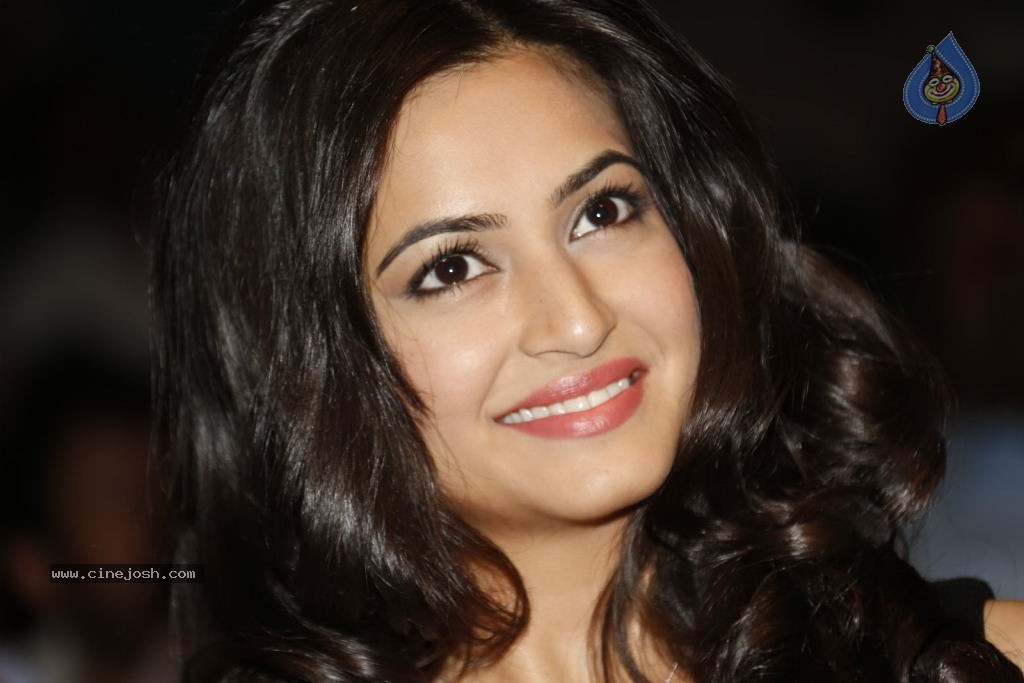 Kriti Kharbanda Hot Stills - 12 / 53 photos