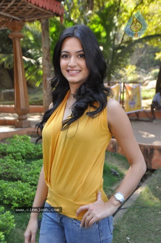 Kriti Kharbanda New Stills - 6 / 69 photos