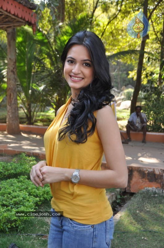 Kriti Kharbanda New Stills - 25 / 69 photos